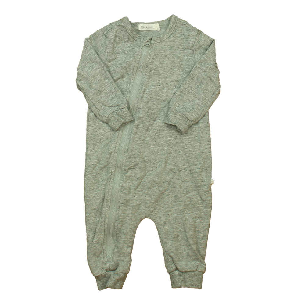 Miles Boys Gray 1-piece footed Pajamas size: 6 Months